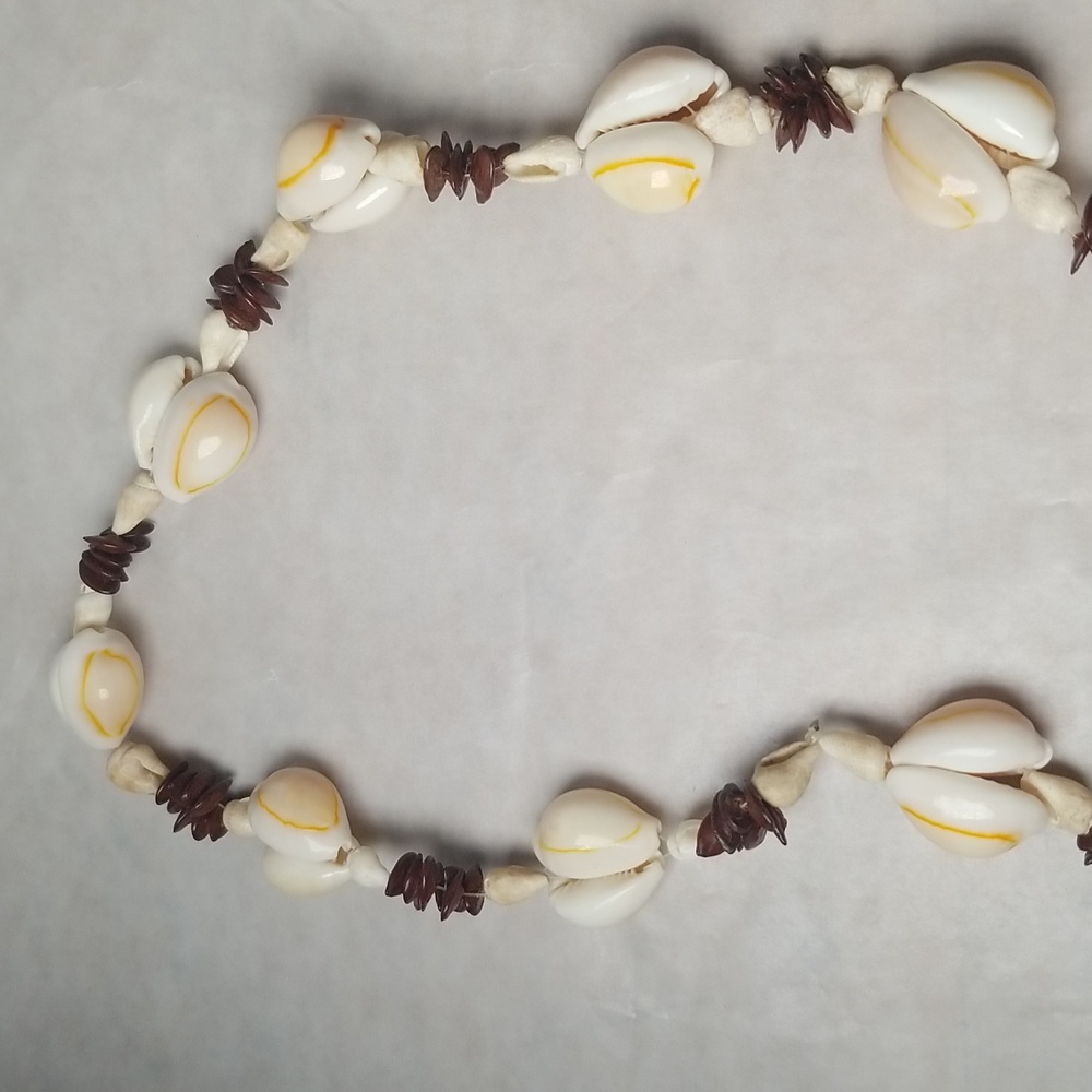 Long Shell Necklace - Picture 4 of 4